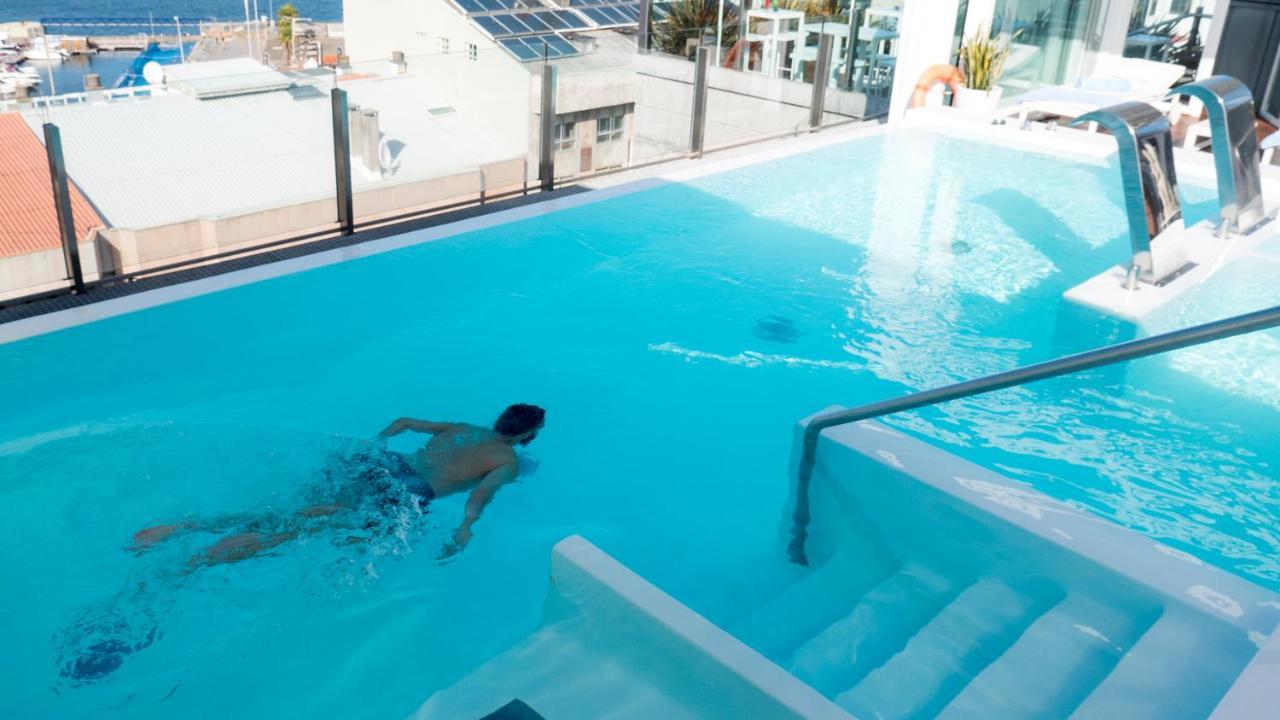 โรงแรมกรัน นาการิ บูติคแอนด์สปา วิโก ภายนอก รูปภาพ A man swimming in a rooftop pool