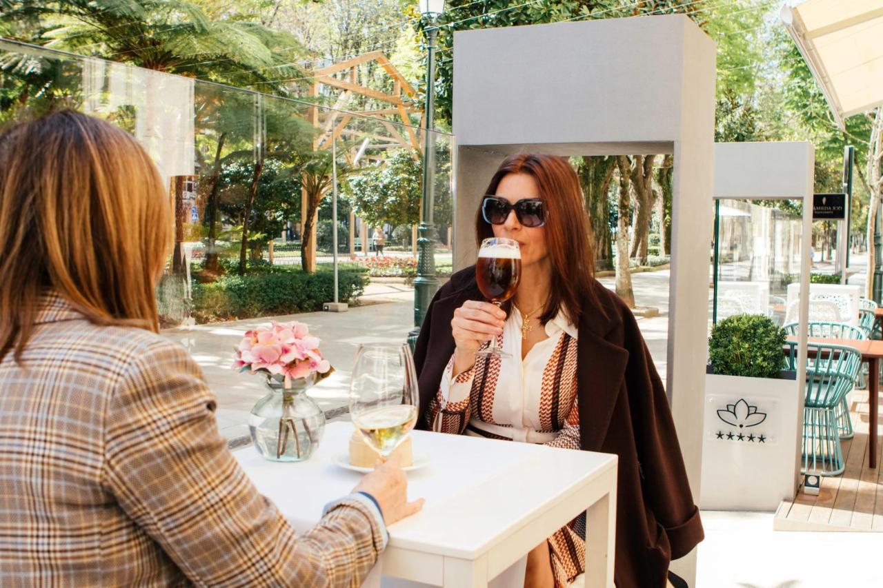 โรงแรมกรัน นาการิ บูติคแอนด์สปา วิโก ภายนอก รูปภาพ A woman drinking coffee