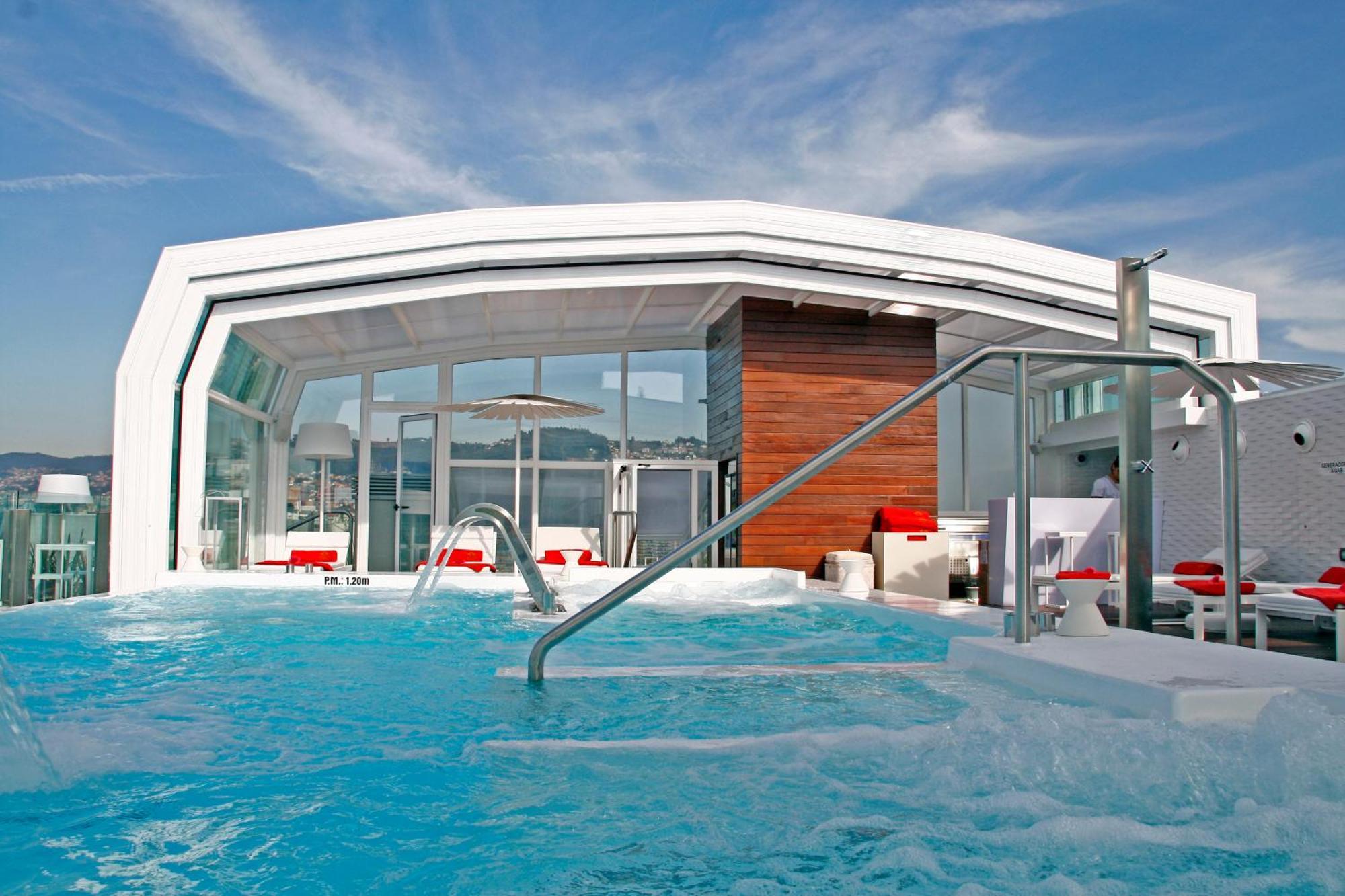 โรงแรมกรัน นาการิ บูติคแอนด์สปา วิโก ภายนอก รูปภาพ The rooftop pool at the Mandarin Oriental Barcelona