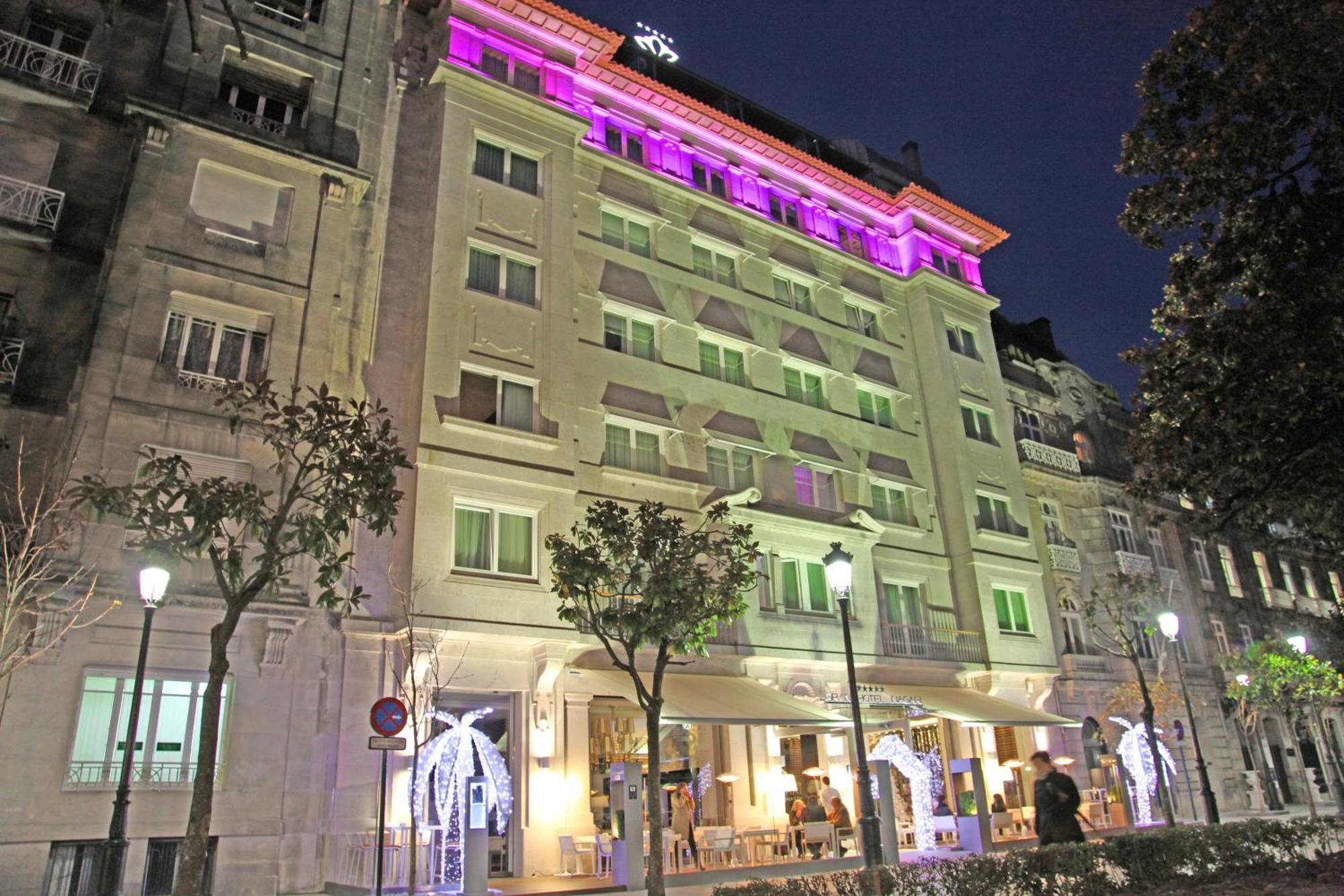 โรงแรมกรัน นาการิ บูติคแอนด์สปา วิโก ภายนอก รูปภาพ The hotel at night