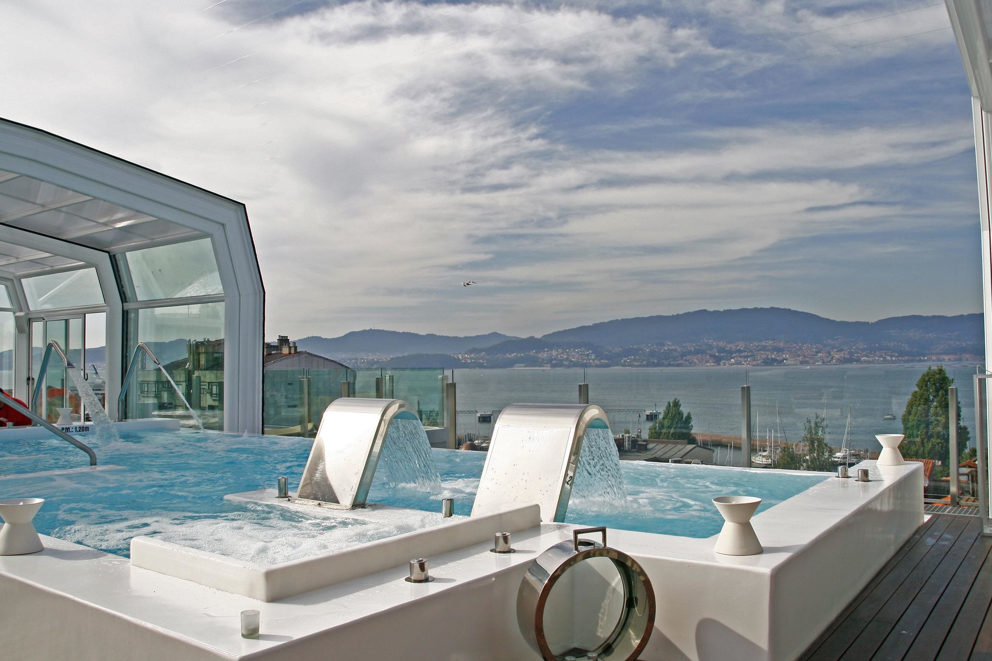 โรงแรมกรัน นาการิ บูติคแอนด์สปา วิโก ภายนอก รูปภาพ The rooftop pool at the hotel