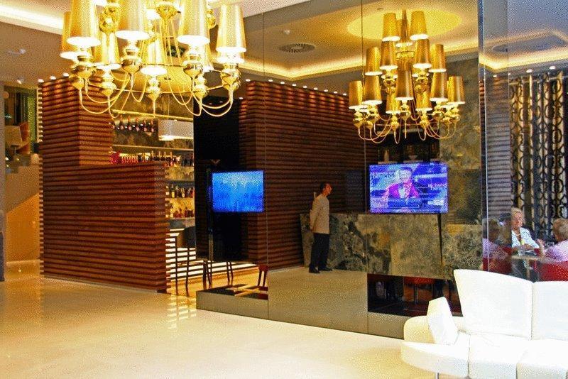 โรงแรมกรัน นาการิ บูติคแอนด์สปา วิโก ภายนอก รูปภาพ The lobby of the hotel